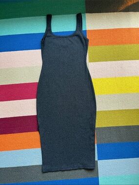 Sleek Charcoal Ribbed Scoop-Neck Midi Dress